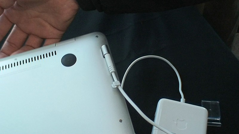Illustration for article titled MacBook Air Unboxed, Compared to Sony VAIO
